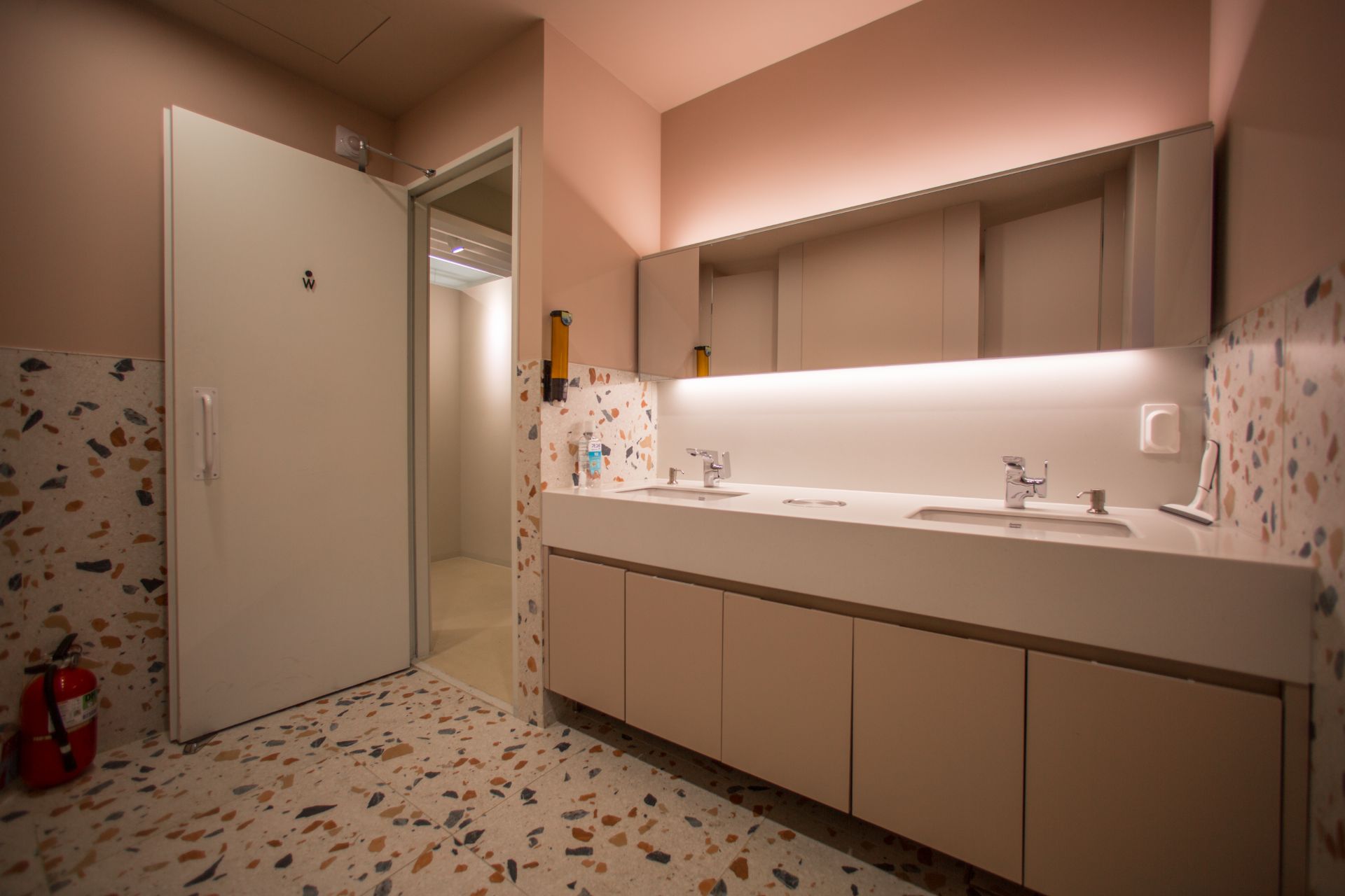 CHAI COMMUNICATION PLATFORM C RESTROOM interior project image 8