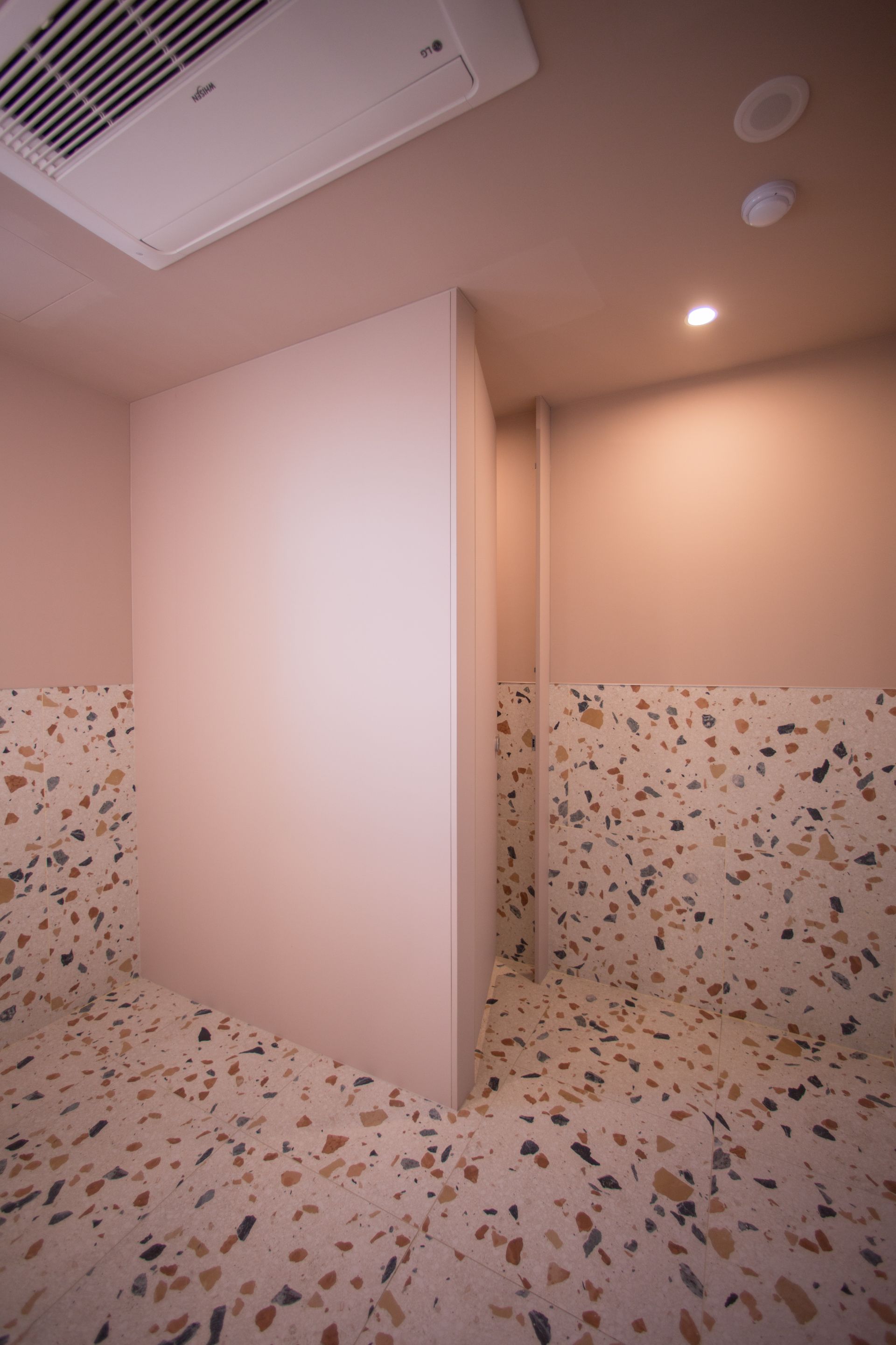 CHAI COMMUNICATION PLATFORM C RESTROOM interior project image 7