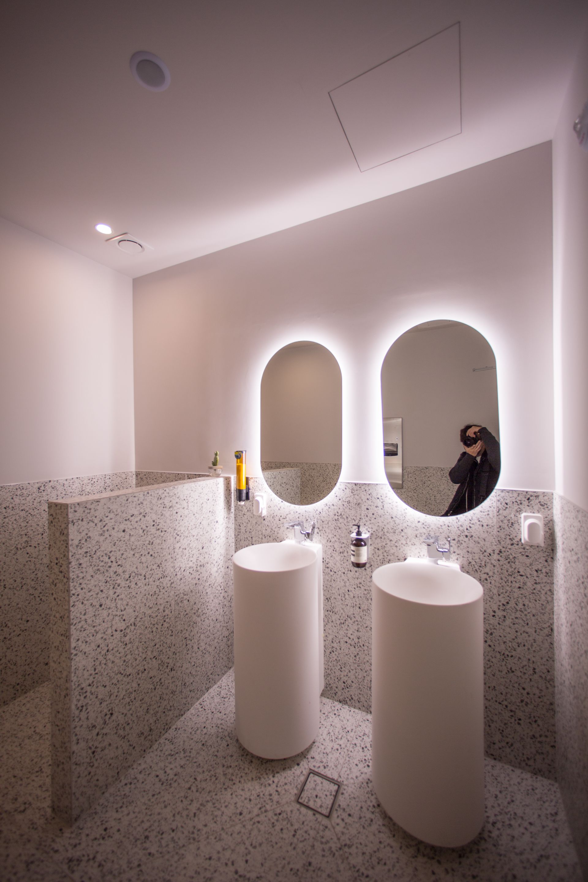 CHAI COMMUNICATION PLATFORM C RESTROOM interior project image 3