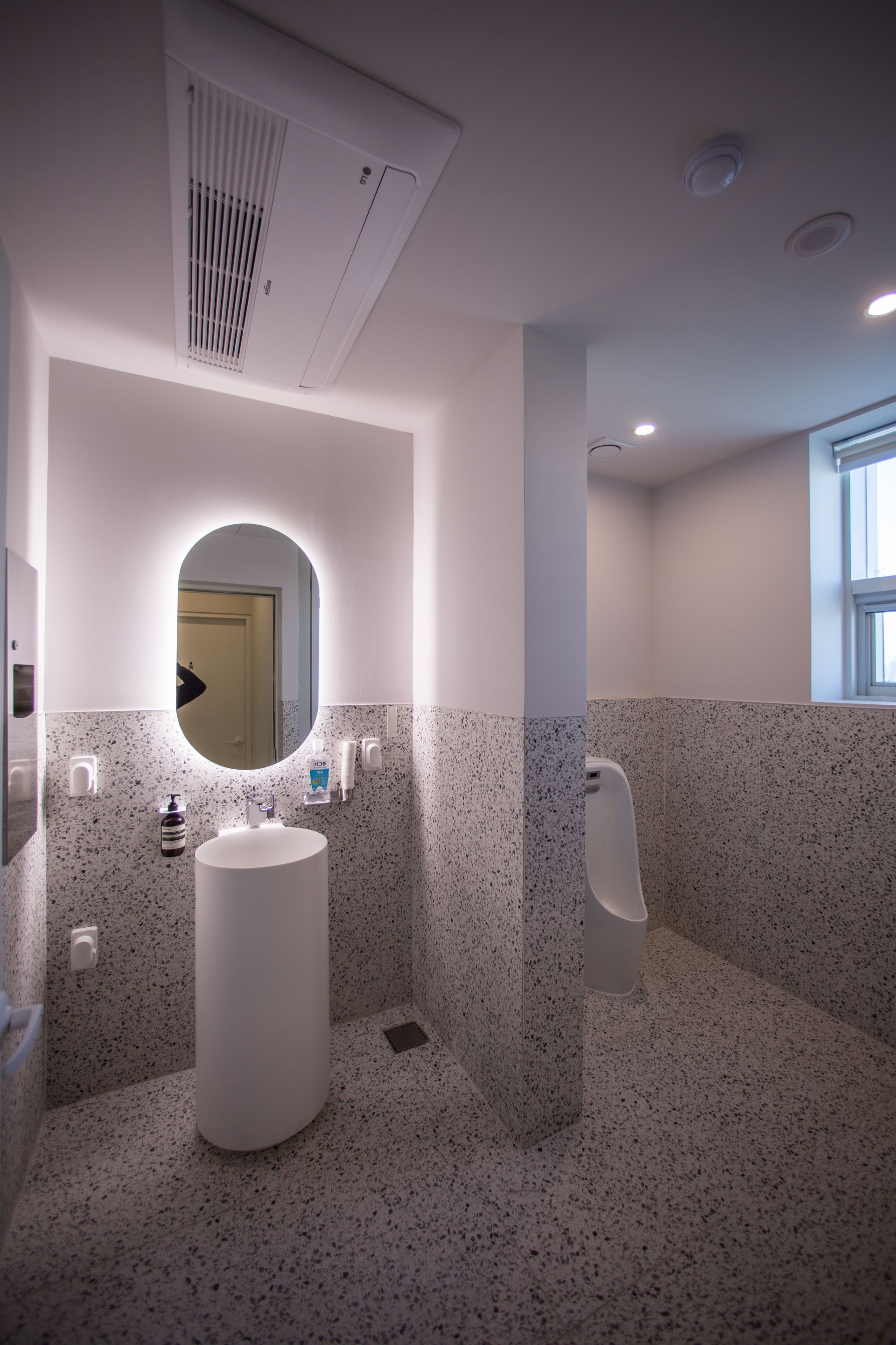 CHAI COMMUNICATION PLATFORM C RESTROOM interior project image 5