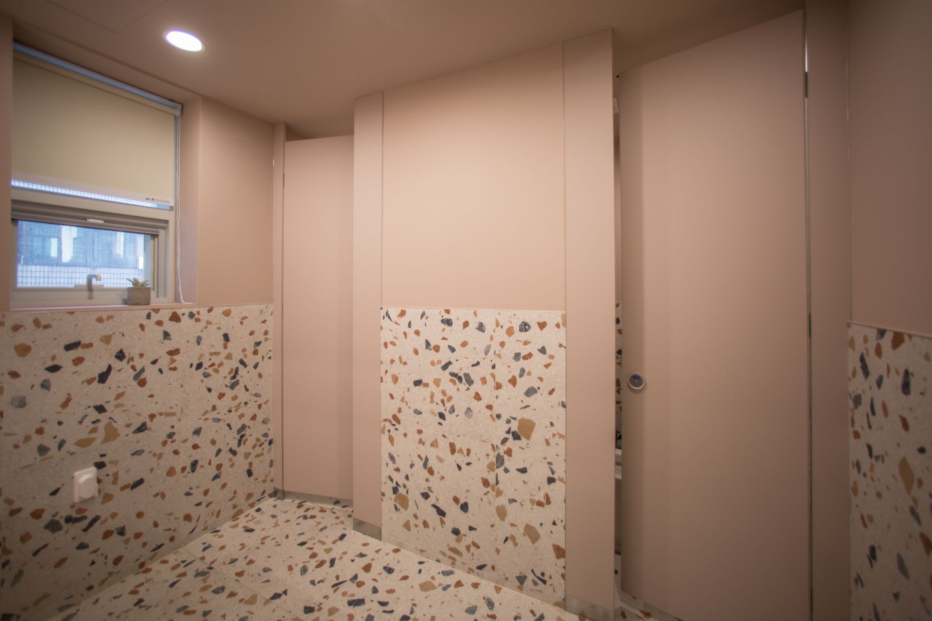 CHAI COMMUNICATION PLATFORM C RESTROOM interior project image 9